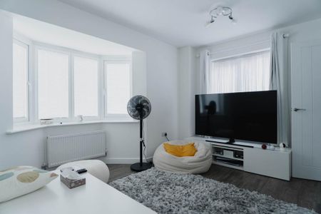 3 bedroom semi-detached house to rent - Photo 3