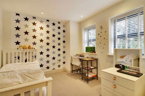 An outstanding modern townhouse on a popular residential road, ideal for access to town and station. - Photo 1