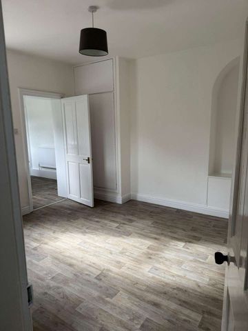 We are delighted to present this charming three-bedroom semi-detached cottage, available from April 2026, offering rustic elegance blended with modern convenien - Photo 4