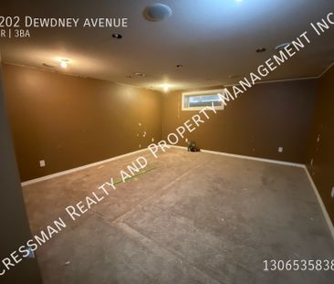3 Bed, 3 bath FULL HOUSE located in Glenelm, Regina, SK - Photo 1