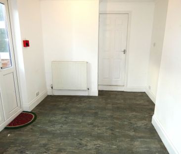 3 bed House - To Let - Photo 6