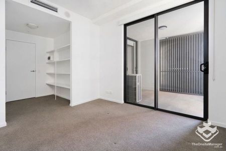 MILTON - HIGH FLOOR 1 BEDROOM 1 BATHROOM APARTMENT WITH 1 SECURE CAR PARK - JUST 2KM FROM THE CBD - Photo 3