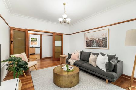 Art Deco Elegance in a Lifestyle Setting - Photo 4