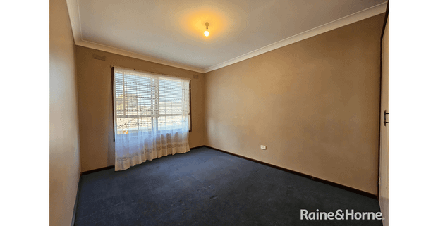 Walking distance to St. Albans Train Station |FREE Water - Photo 1