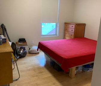 Downtown Toronto, College/Bathurst room+shared Bathroom 900/Month - Photo 1