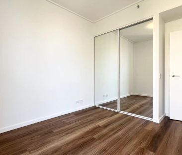 Immaculate Modern 2-bedroom Apartment with Study - Photo 3