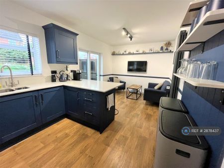 1 bedroom in a house share to rent - Photo 5