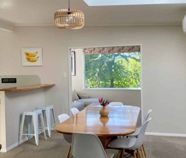 CLASSIC MID-MODERN CENTURY HOME: - Photo 2