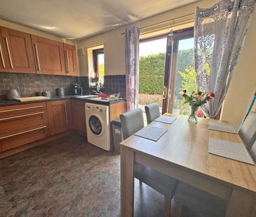 Kingston Close, Shaw - Photo 2