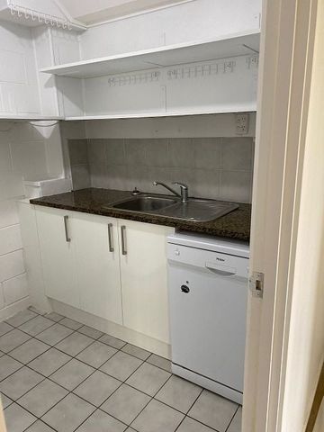 Charming 2BR Home in Shelly Park - Photo 4
