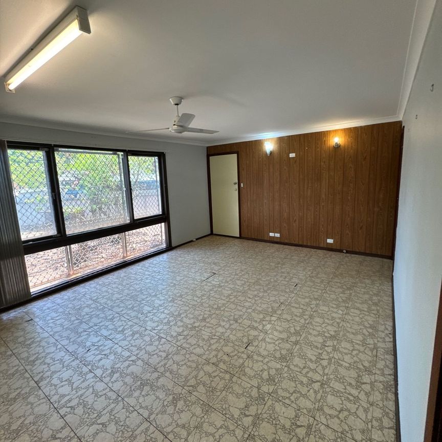 AMPLE PARKING ON ACACIA - Well Maintained 3x1 - Photo 1