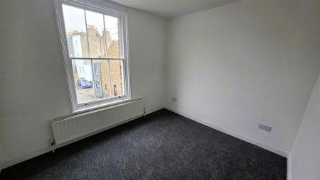 3 bedroom flat to rent - Photo 3