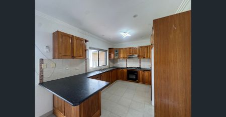 🏡 Beautiful Family Home in a Peaceful Location - Photo 3