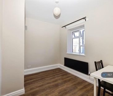 1 bedroom in a flat share to rent - Photo 5