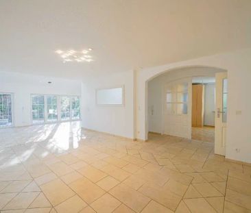 Freistehendes Einfamilienhaus mit Garten und Sonnenbalkon - Foto 1