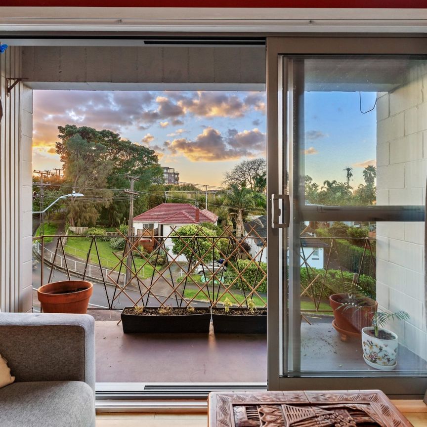 Beautiful Morningside Apartment-Light-Filled Top-Floor One Bedroom Apartment in Prime Location - Photo 1