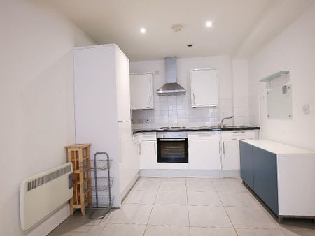3 bedroom flat to rent - Photo 4