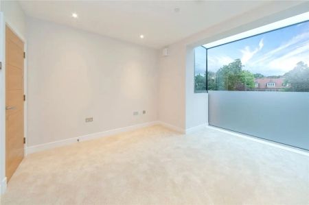 3 bedroom flat in 264-270 Finchley Road - Photo 2