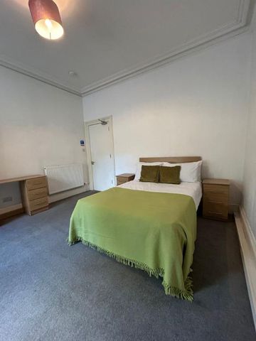 3 bedroom flat to rent - Photo 3