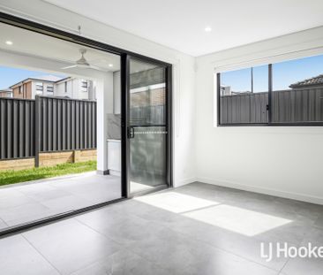 Stunning Brand New 5 Bedroom Home - Photo 3