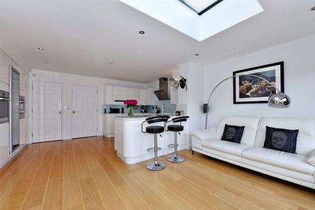 A beautifully finished town house with off-street parking and garage. - Photo 2