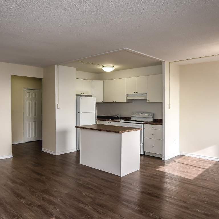 Fontainebleau Apartments - Photo 1