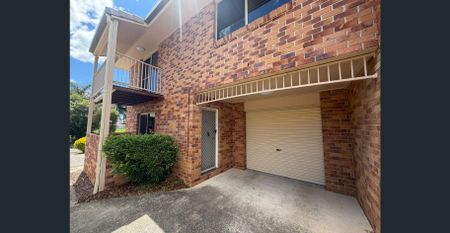 Spacious & Stylish Townhouse Living Close to Grafton CBD - Photo 3