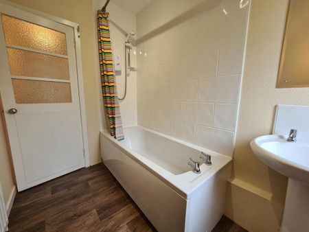 3 bedroom flat to rent - Photo 3