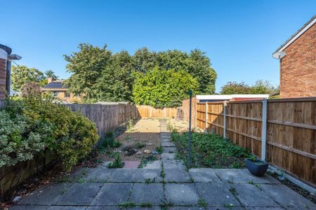 4 bedroom semi-detached house to rent - Photo 4