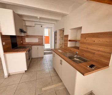 NIMES- MAGNIFIQUE MAISON DE VILLE T3 DE 60 M2 AVEC COUR , - Photo 6