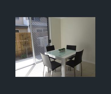 3 BEDROOM FULLY FURNISHED TOWNHOUSE IN GREAT LOCATION!! - Photo 3