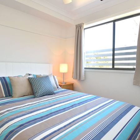 MODERN ONE BEDROOM APARTMENT - Photo 3