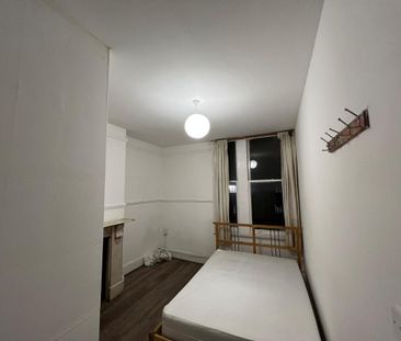 1 bedroom in a flat share to rent - Photo 3