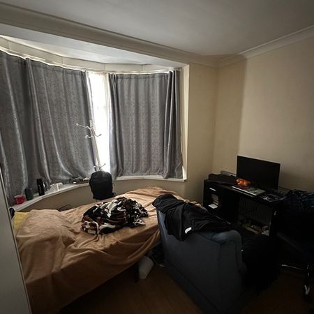 2 Bed Terraced House, Eton Road, IG1 - Photo 3