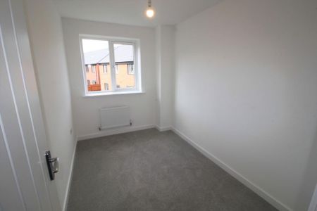 4 bedroom semi-detached house to rent - Photo 4