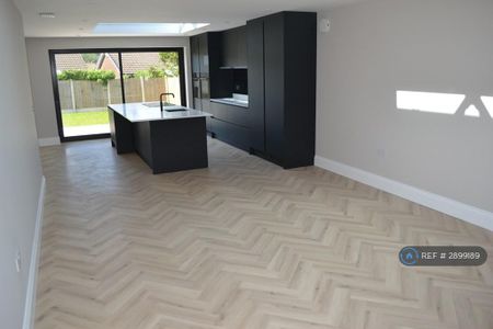 4 bedroom detached house to rent - Photo 5