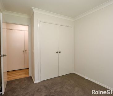 THREE BEDROOM UNIT - Close to town Available 15.12.2025 - Photo 4