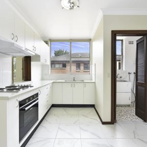 Oversized two bedroom unit within short walking distance to the station and shops - Photo 2