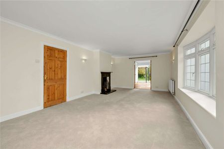 Four bedroom detached cottage in the heart of Warfield - Photo 2