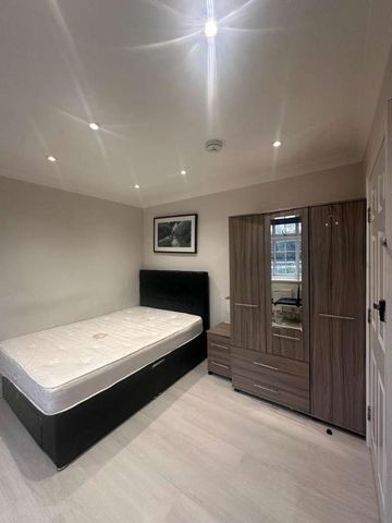 Ascot Close Ilford Essex, IG6 - Photo 3