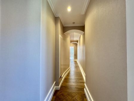 Superb renovated apartment in the heart of the old town - Photo 3