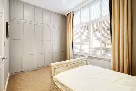 Remarkable period apartment overlooking Warwick Square, with high-ceilings, period features and beautifully furnished. Double bedroom, bathroom, reception, kitchen and garden access. - Photo 2