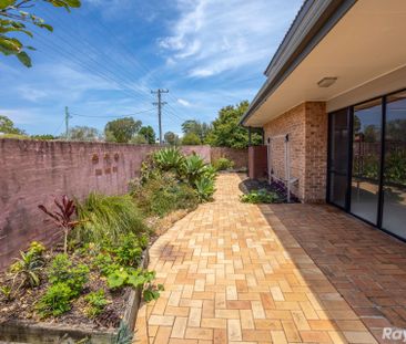 SPACIOUS 3 BEDROOM TOWNHOUSE!! - Photo 1
