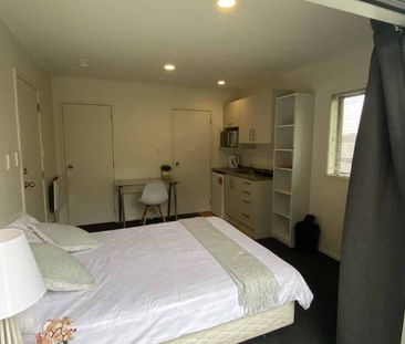 Self Contained Studio Close to the University - Photo 2