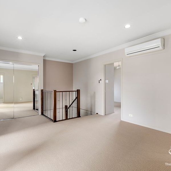 CENTRAL LOCATION - SPACIOUS 4 BEDROOMS TOWNHOUSE - Photo 1