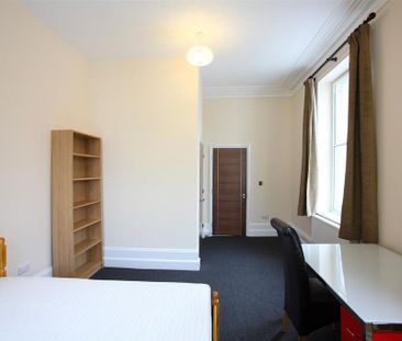 3 bedroom flat to rent - Photo 4