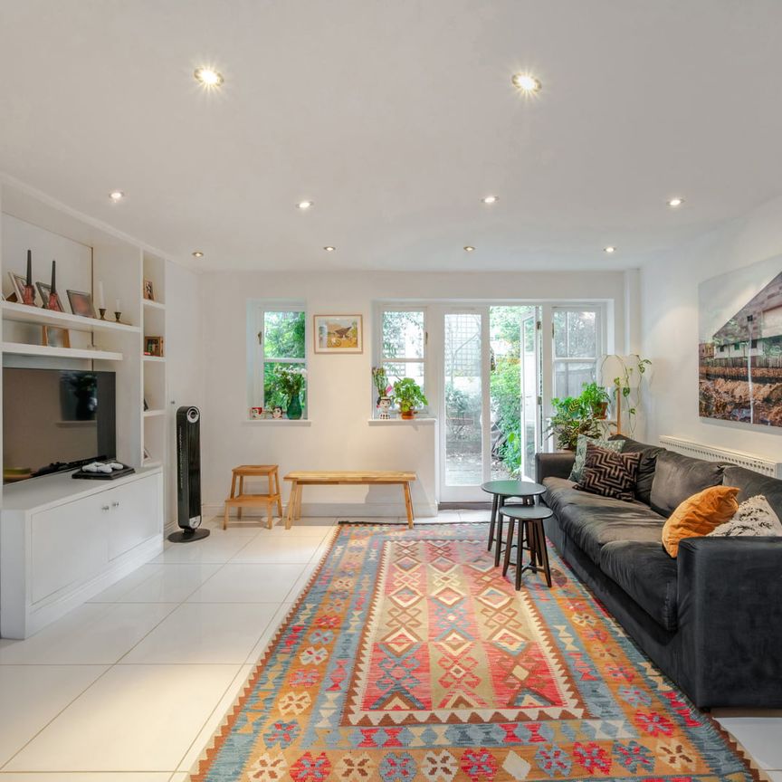 Byron Mews, London, NW3 - Photo 1