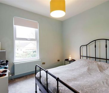 A stylishly presented three bedroom, semi detached house on the pop... - Photo 3