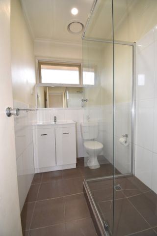 Prime Location - Walk to Supermarkets, Glenhuntly Train Station, Trams, Buses - Photo 2