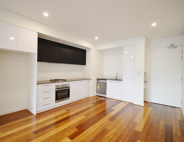 STUNNING AND SPACIOUS APARTMENT IN PERFECT LOCATION - Photo 1